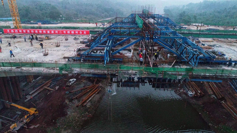 自贡高铁连接线釜溪河2#桥全桥顺利合龙_副本 自贡高铁连接线釜溪河2#桥全桥顺利合龙_副本