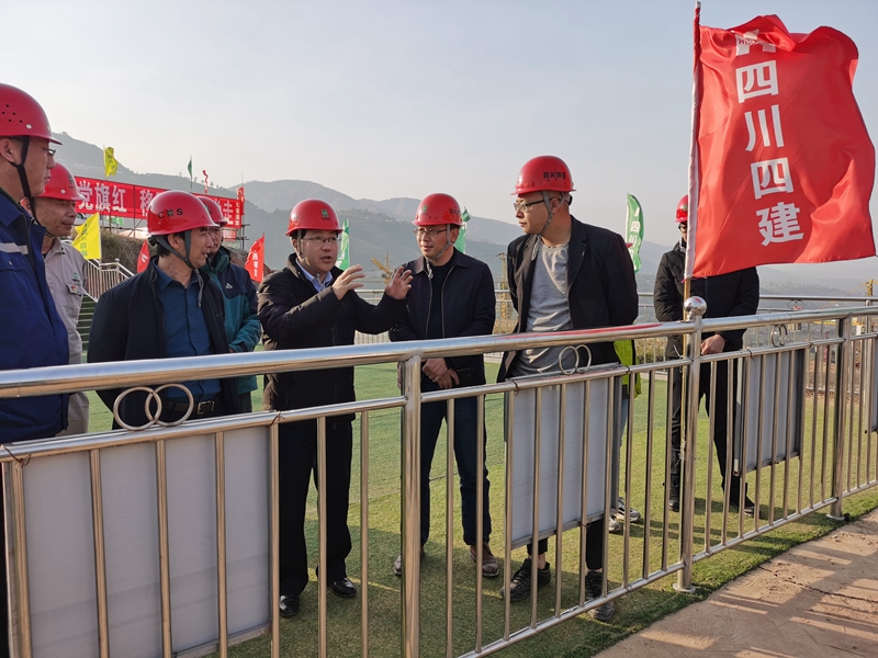 武勇深入四公司白鹤滩移民安置系列工程宣贯集团第三次党代会精神并开展2021年“送温暖”活动 (2)_副本 武勇深入四公司白鹤滩移民安置系列工程宣贯集团第三次党代会精神并开展2021年“送温暖”活动 (2)_副本