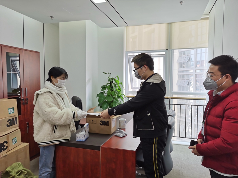 为员工发放口罩 为员工发放口罩