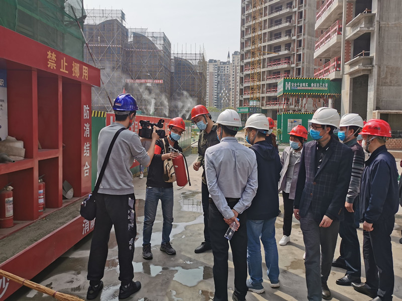 德阳市旌阳区质量安全监督旌阳站站长田文姜到美信国际花园城一标段项目进行复工安全质量检查2 德阳市旌阳区质量安全监督旌阳站站长田文姜到美信国际花园城一标段项目进行复工安全质量检查2