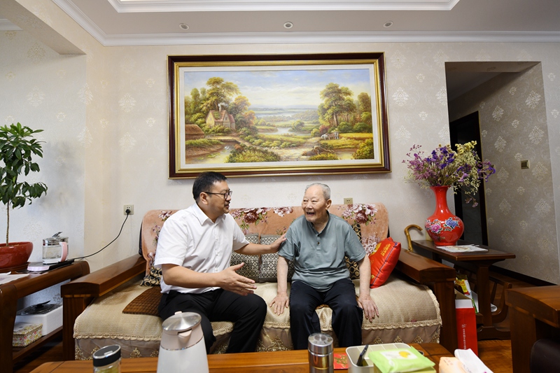 慰问老党员胡成金_副本 慰问老党员胡成金_副本