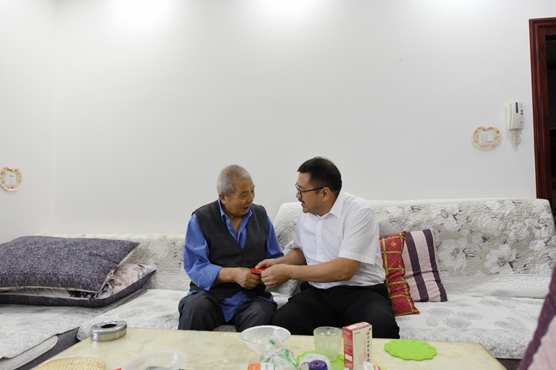 慰问老党员翟景成_副本 慰问老党员翟景成_副本